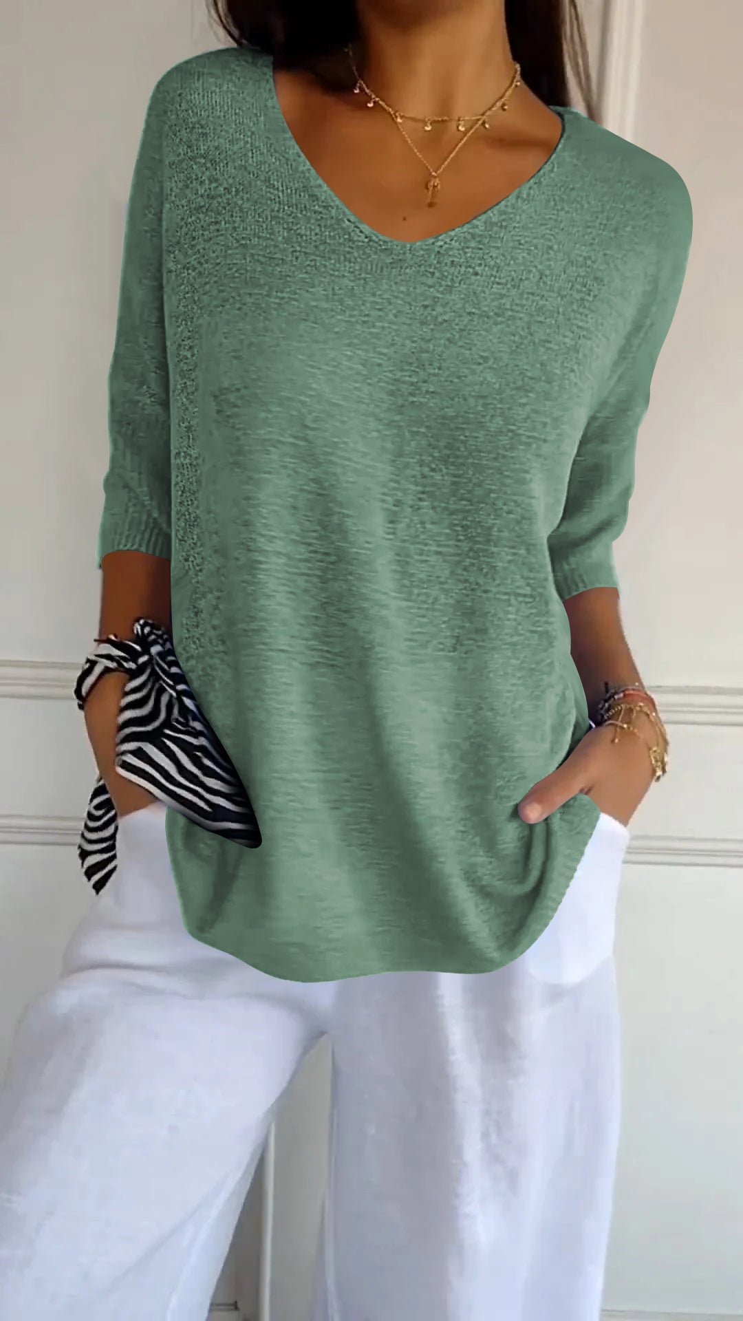 Vera Plain knitted top with V-neckline