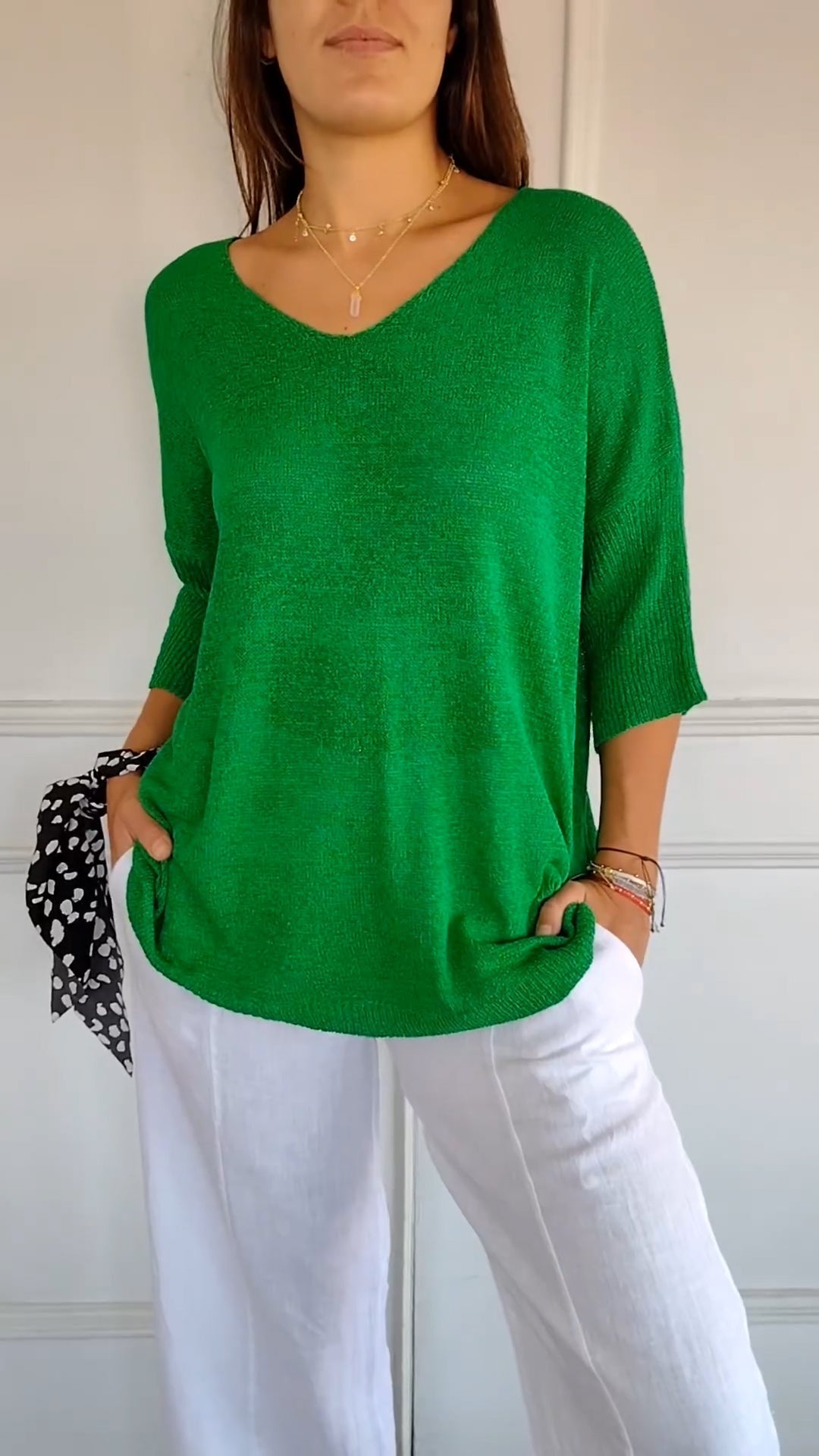 Vera Plain knitted top with V-neckline